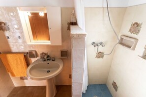 Bruser, hårtørrer, bidet, håndklæder