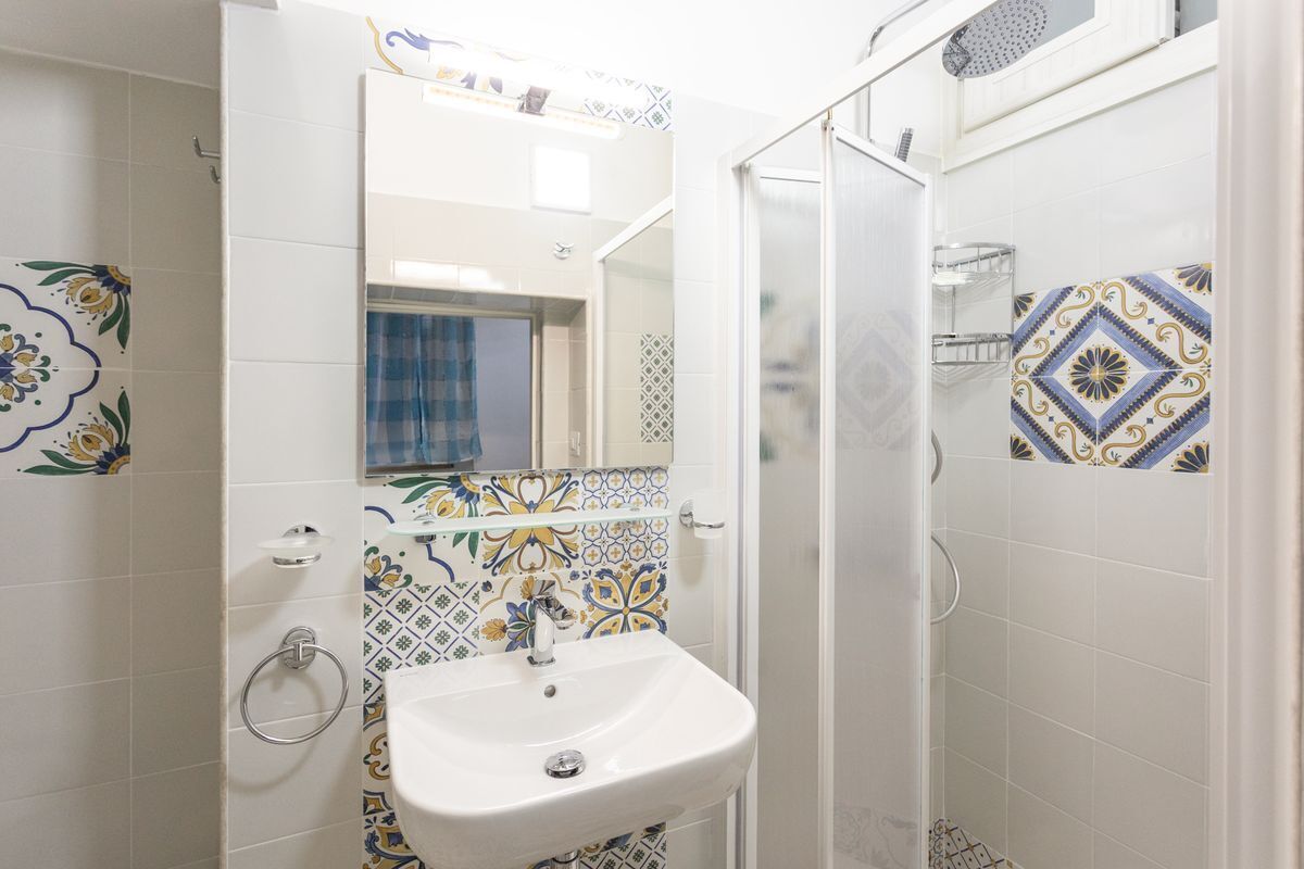 Bruser, hårtørrer, bidet, håndklæder