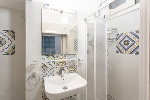 Chuveiro, secador de cabelo, bidê, toalhas de banho