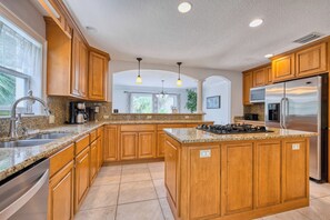 Coffee/tea maker, fridge, microwave, oven - 5 bed Home W/ Private Pool on Siesta Key! (Siesta Key)