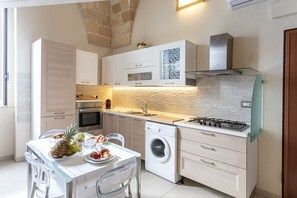 Geladeira, fogão, cooktop, talheres/pratos/utensílios de cozinha