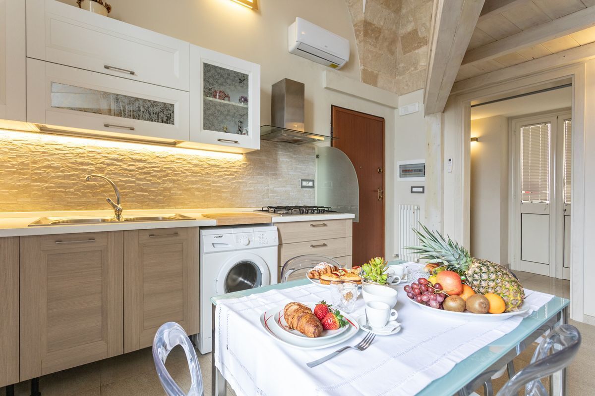 Frigorifero, forno, piano cottura, pentole/stoviglie/utensili