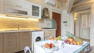 Frigorifero, forno, piano cottura, pentole/stoviglie/utensili