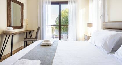 Charming 2 Bedroom Villa Steps Away From The Beach