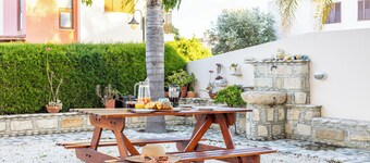 Villa Joan - 2 Bedroom Villa Steps Away From The Beach