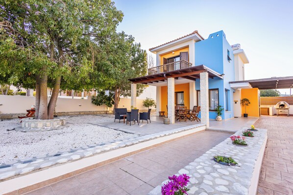 Outdoor dining - Charming 2 Bedroom Villa Steps Away From The Beach (Aytotoro Larnaka)