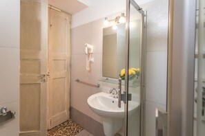 Dusche, kostenlose Toilettenartikel, Haartrockner, Bidet