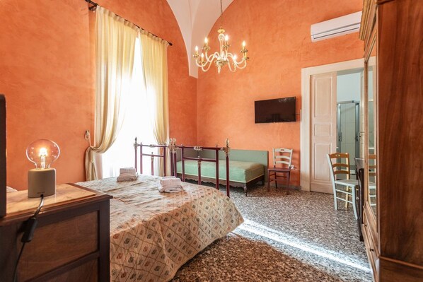 5 bedrooms, free WiFi, bed sheets