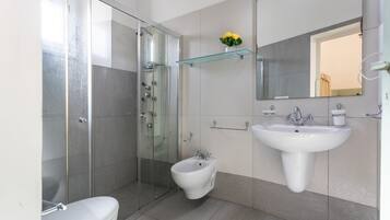 Doccia, set di cortesia gratuito, asciugacapelli, bidet