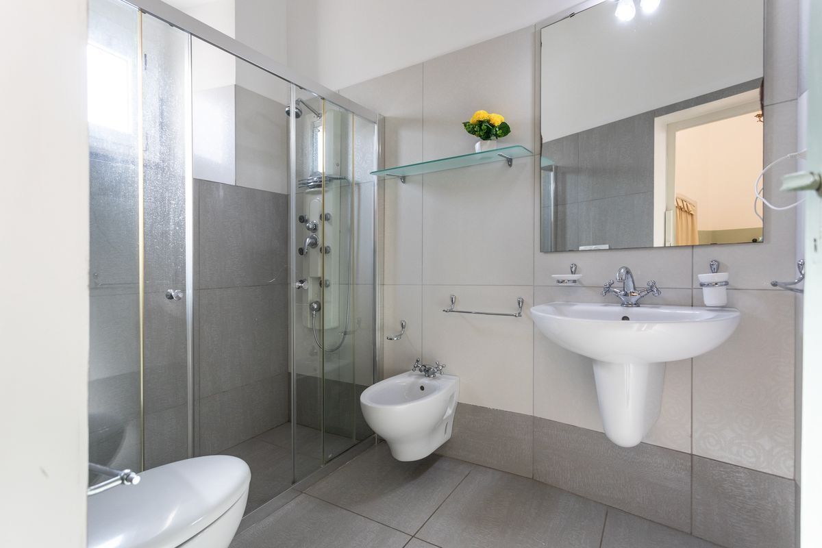 Doccia, asciugacapelli, bidet, asciugamani