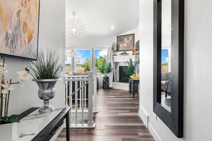 Älytelevisio, takka, kirjoja