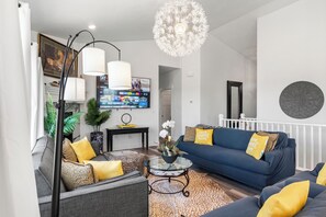 Älytelevisio, takka, kirjoja