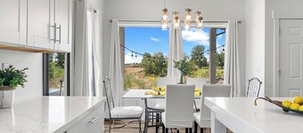 Entire Private Home sleeps 15, Near Skiing, Private Pickleball Court & Hot Tub