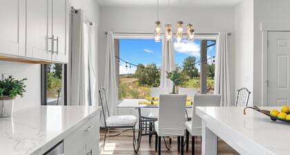 Entire Private Home sleeps 15, Near Skiing, Private Pickleball Court & Hot Tub