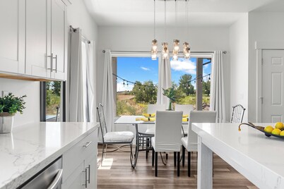 Entire Private Home sleeps 15, Near Skiing, Private Pickleball Court & Hot Tub