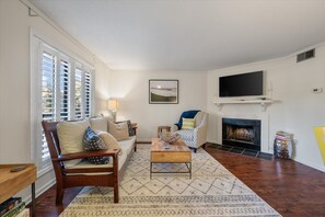 Smart TV, fireplace - 2bd Townhouse 10 minutes from Charleston and Folly Beach (Charleston)