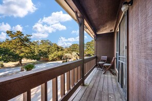 Property grounds - 2bd Townhouse 10 minutes from Charleston and Folly Beach (Charleston)