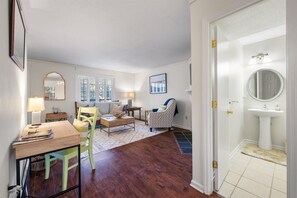 Interior - 2bd Townhouse 10 minutes from Charleston and Folly Beach (Charleston)