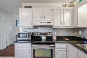 Microwave, oven, stovetop, dishwasher - 2bd Townhouse 10 minutes from Charleston and Folly Beach (Charleston)