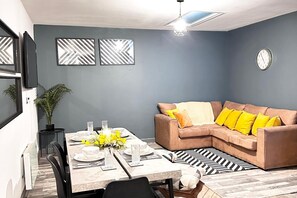 Apartment | Wohnbereich | Fernseher