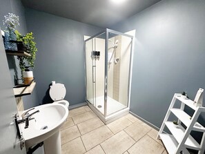 Apartamento | Baño | Ducha, artículos de higiene personal gratuitos y toallas