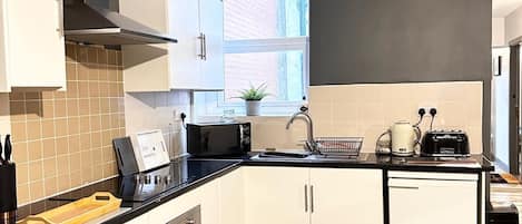 Appartamento | Cucina privata | Frigorifero, microonde, forno, piano cottura