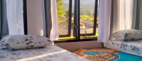 3 chambres, systĂšme dâinsonorisation, fer et planche Ă repasser