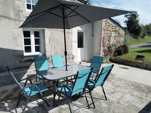 Outdoor dining - Quiet little house in the countryside, newly restored, 15 minutes from the beach. (Saint-Derrien)