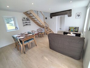 Smart TV - Quiet little house in the countryside, newly restored, 15 minutes from the beach. (Saint-Derrien)