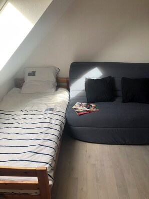 1 quarto, ferros/tábuas de passar roupa, roupa de cama