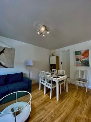 TV, fireplace - Cosy house in the center of town (Le Verdon-sur-Mer)