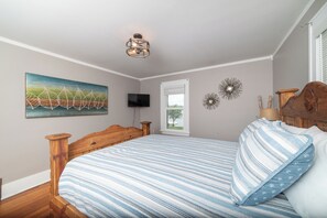 3 bedrooms, desk, iron/ironing board, travel crib - Mississippi Hideaway- Beautiful River Views! Relax & Unwind in this Cozy 3 Bdrm. (Princeton)