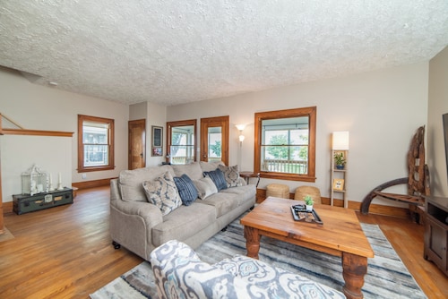 Mississippi Hideaway- Beautiful River Views! Relax & Unwind in this Cozy 3 Bdrm.