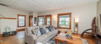 Mississippi Hideaway- Beautiful River Views! Relax & Unwind in this Cozy 3 Bdrm.