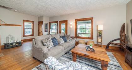 Mississippi Hideaway- Beautiful River Views! Relax & Unwind in this Cozy 3 Bdrm.