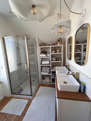 Shower, hair dryer, towels, toilet paper - Nice house from the 30's completely renovated, 50 m from the sea! (Treffiagat)