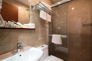 ห้องสแตนดาร์ด | ห้องน้ำ | ฝักบัว, ไดร์เป่าผม, รองเท้าสวมภายในห้อง, ผ้าเช็ดตัว