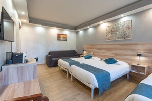 Quarto triplo standard | Escrivaninha, espaço de trabalho para notebook, quartos à prova de som