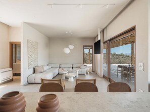 Vila, vista para o mar | Área de estar | Smart TV 55 polegadas com canais a cabo, Netflix, serviços de streaming