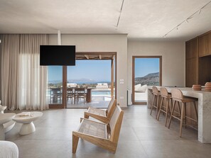 Vila, vista para o mar | Área de estar | Smart TV 55 polegadas com canais a cabo, Netflix, serviços de streaming