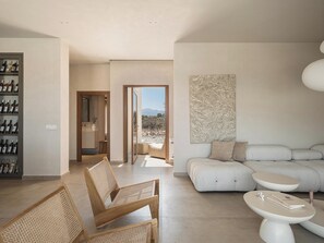 Vila, vista para o mar | Área de estar | Smart TV 55 polegadas com canais a cabo, Netflix, serviços de streaming