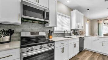 House, Multiple Beds (Under the Oaks Cottage in Blue Mounta) | Private kitchen | Oven