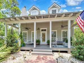 Outdoor dining - Under the Oaks Cottage in Blue Mountain Beach (Santa Rosa Beach)