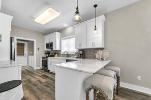 Private kitchen - Under the Oaks Cottage in Blue Mountain Beach (Santa Rosa Beach)