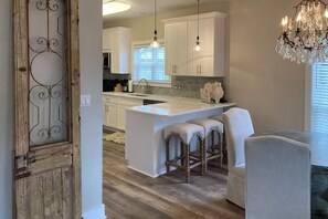 Dining - Under the Oaks Cottage in Blue Mountain Beach (Santa Rosa Beach)