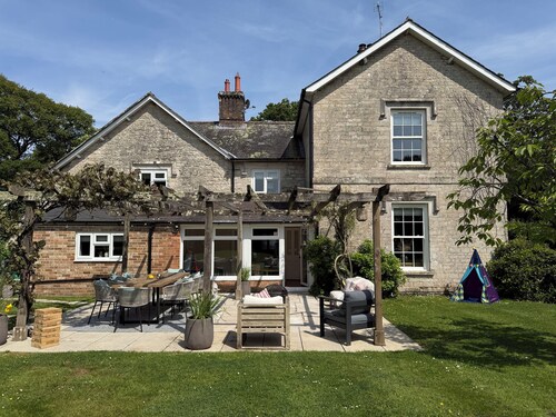 Beautifully restored Grade II listed house, nestled in a picturesque village!