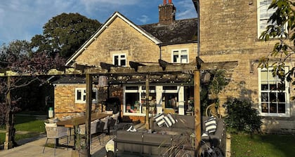 Beautifully restored Grade II listed house, nestled in a picturesque village!
