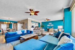 Condo, varias camas (Hidden Dunes 503) | Área de sala de estar