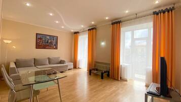 Leilighet, balkong, byutsikt | Oppholdsområde