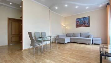 Leilighet, balkong, byutsikt | Oppholdsområde